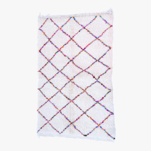 Wit Berber tapijt met een diamantpatroon, verlevendigd door kleurrijke lijnen in rood, blauw en geel, wat zorgt voor een chique uitstraling.