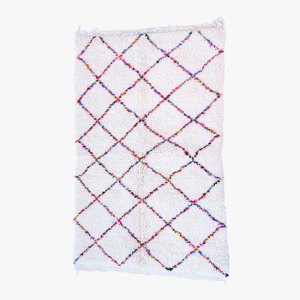 Wit Berber tapijt met een diamantpatroon, verlevendigd door kleurrijke lijnen in rood, blauw en geel, wat zorgt voor een chique uitstraling.