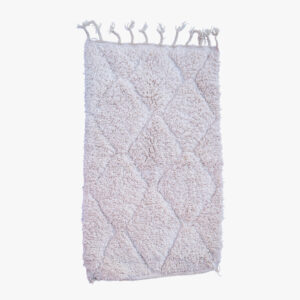 Hoogpolig beige Berber tapijt met zachte diamantpatronen en sierlijke kwastjes, ideaal voor het toevoegen van warmte en textuur aan elke ruimte.