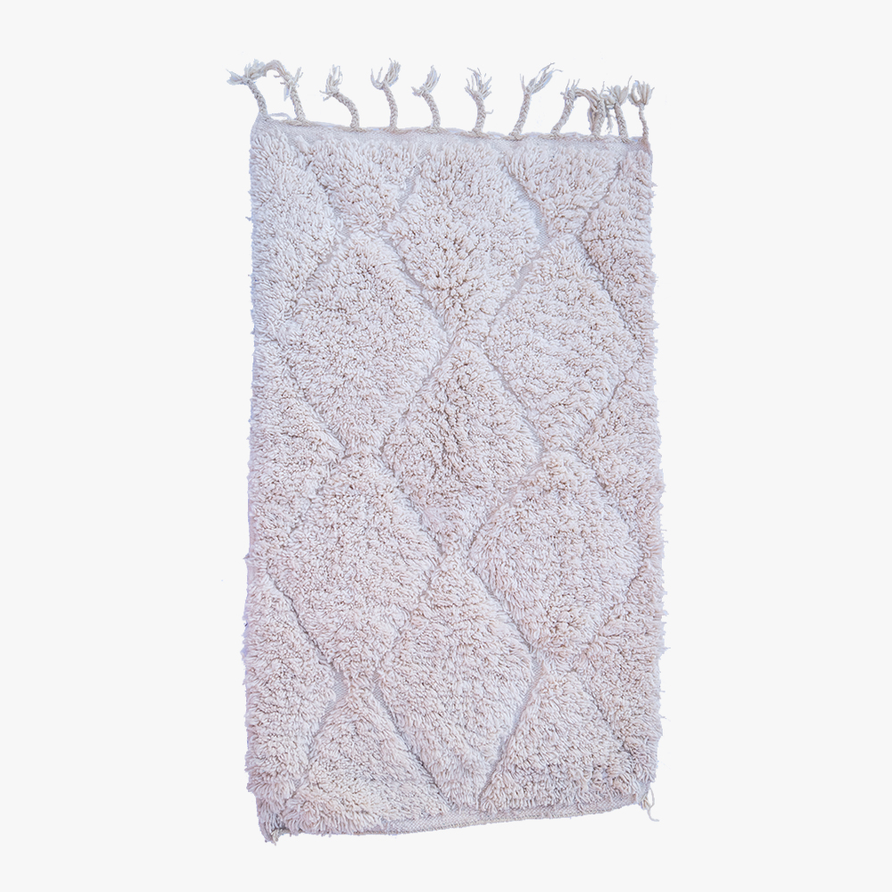 Hoogpolig beige Berber tapijt met zachte diamantpatronen en sierlijke kwastjes, ideaal voor het toevoegen van warmte en textuur aan elke ruimte.