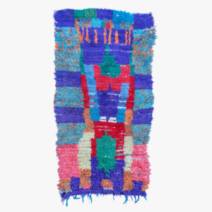 Handgeweven Berber tapijt met een rijk kleurenpalet, bestaande uit blauwe, groene en rode tinten, versierd met traditionele patronen.