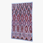 Traditioneel berber tapijt met een complex diamantpatroon in rood, wit en blauw, ideaal voor het toevoegen van cultuur en warmte.